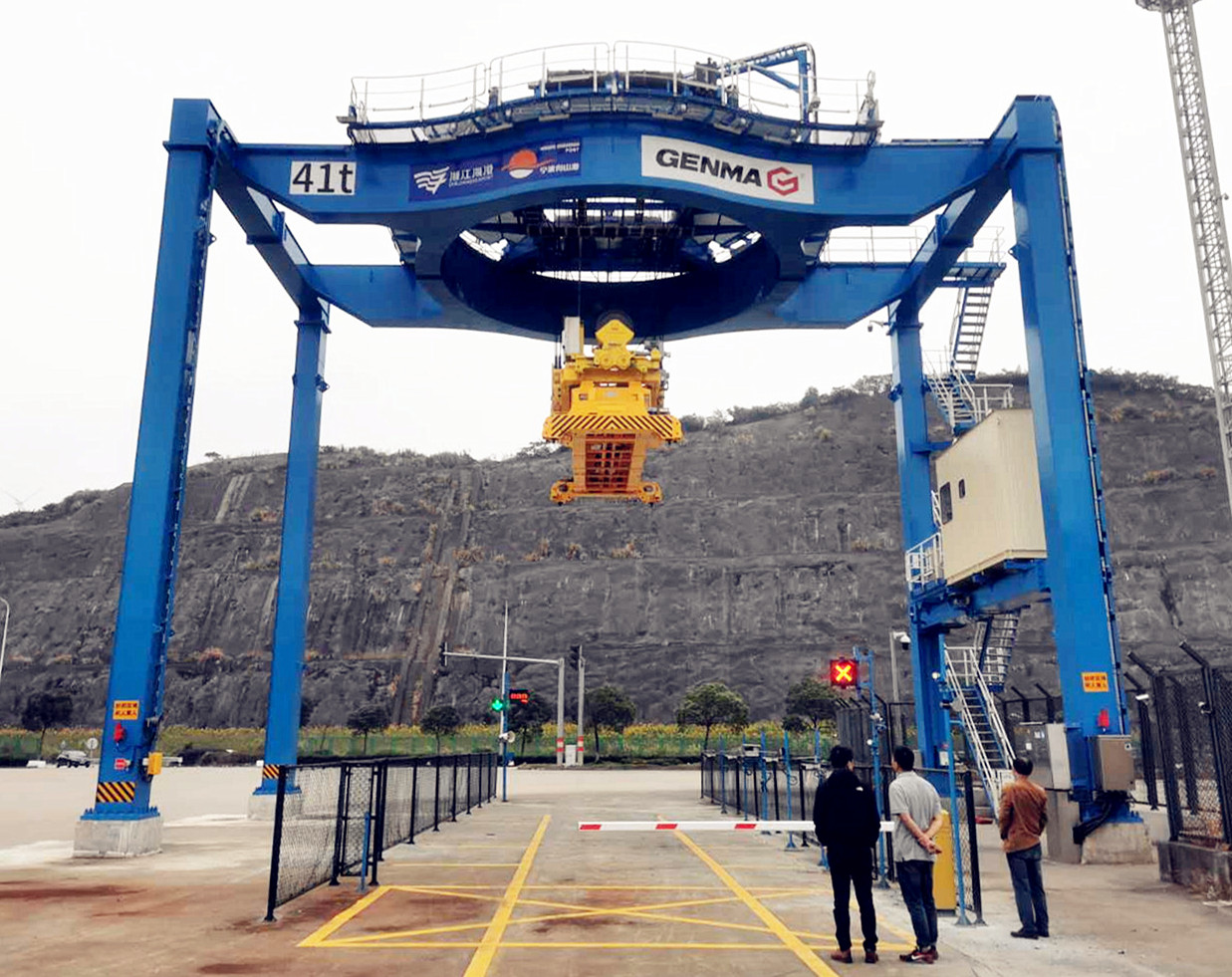 The fixed crane delivery ceremony of Ningbo Zhoushan Beisanji Port project successfully held(图1) The fixed crane delivery ceremony of Ningbo Zhoushan Beisanji Port project successfully held(图1)